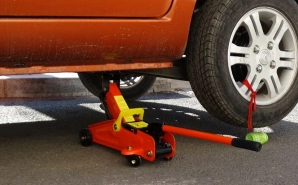 利用臥式千斤頂舉升汽車符合三角形穩定系統原理